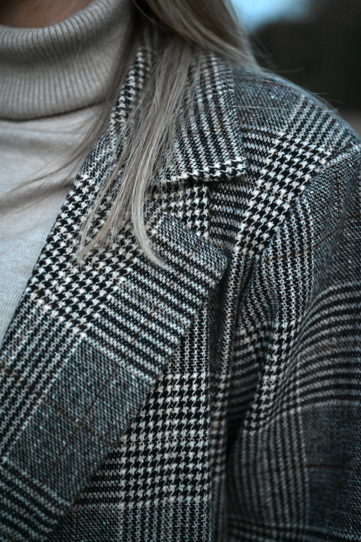 Glencheck Blazer mit Dackel-Pin