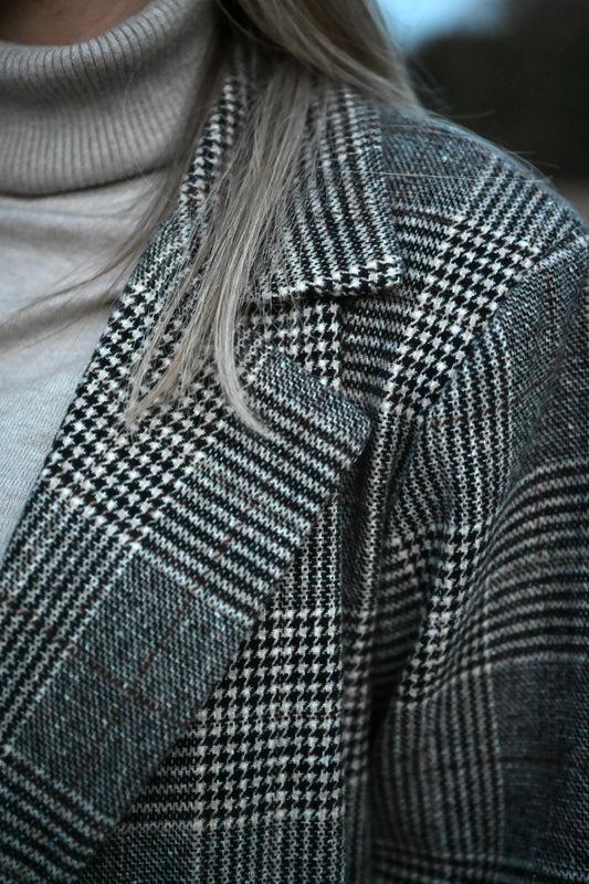 Glencheck Blazer mit Dackel-Pin