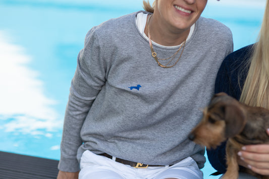 Feinstrick-Pullover Rundhals mit Dackel in Wunschfarbe
