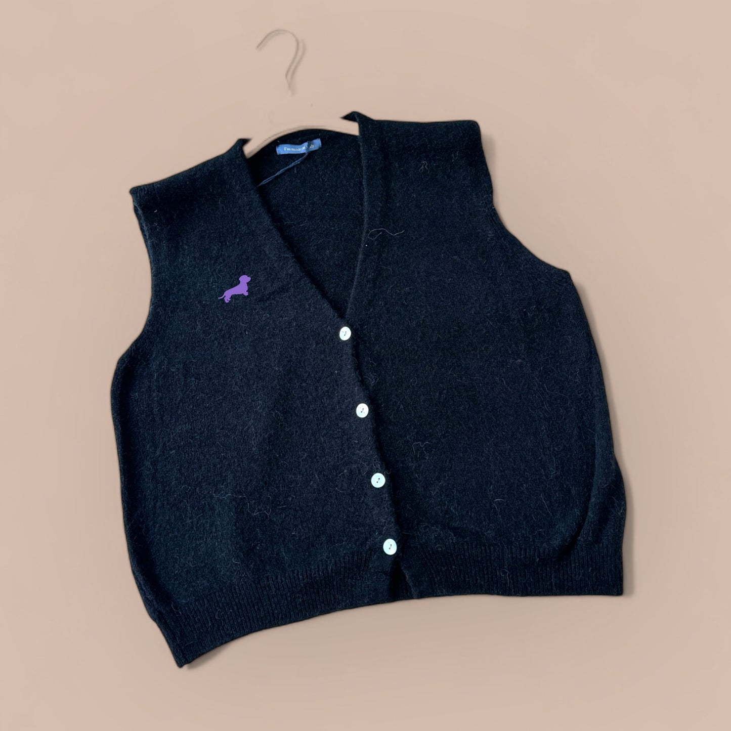 Alpaka-Strickjacke ohne Arm mit Dackel in Wunschfarbe
