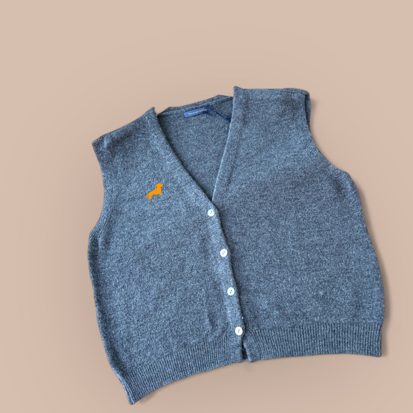 Alpaka-Strickjacke ohne Arm mit Dackel in Wunschfarbe