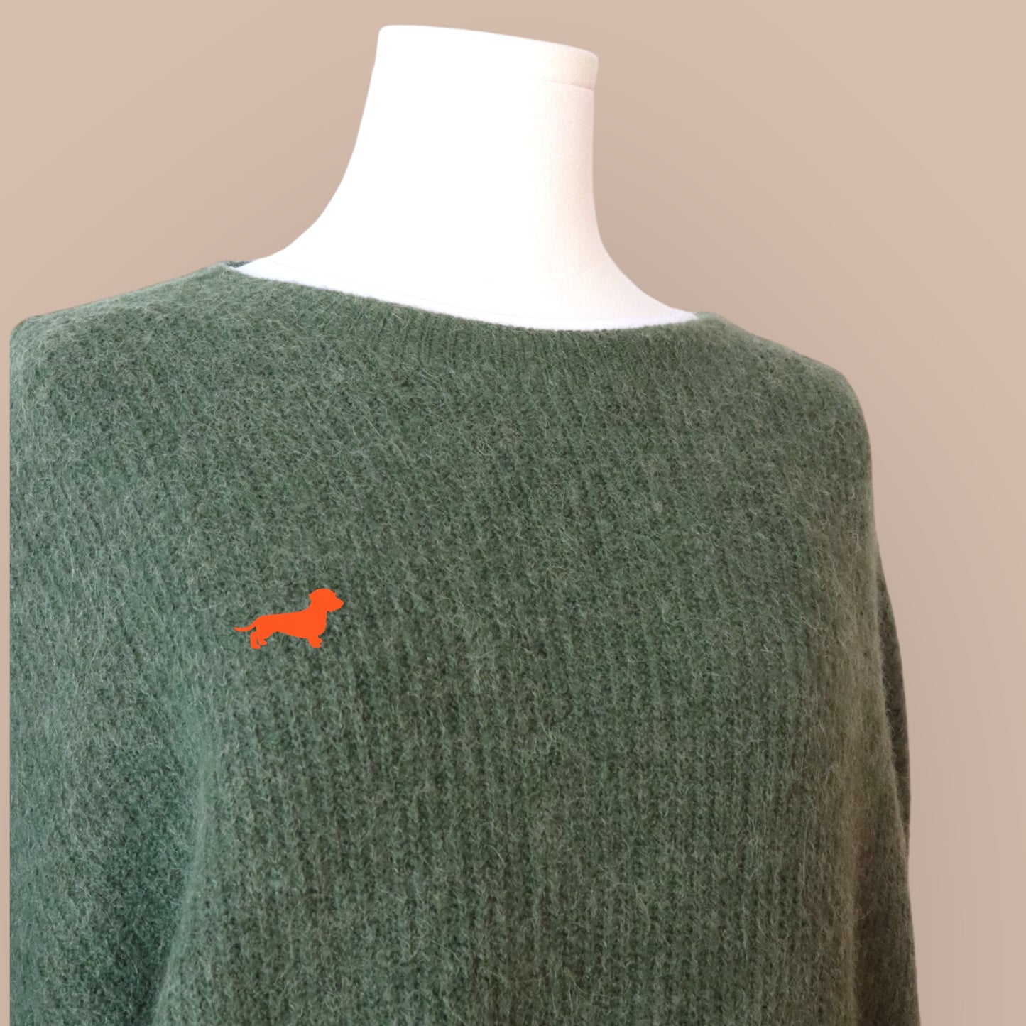 Alpaka-Pullover Rundhals mit Dackel in Wunschfarbe
