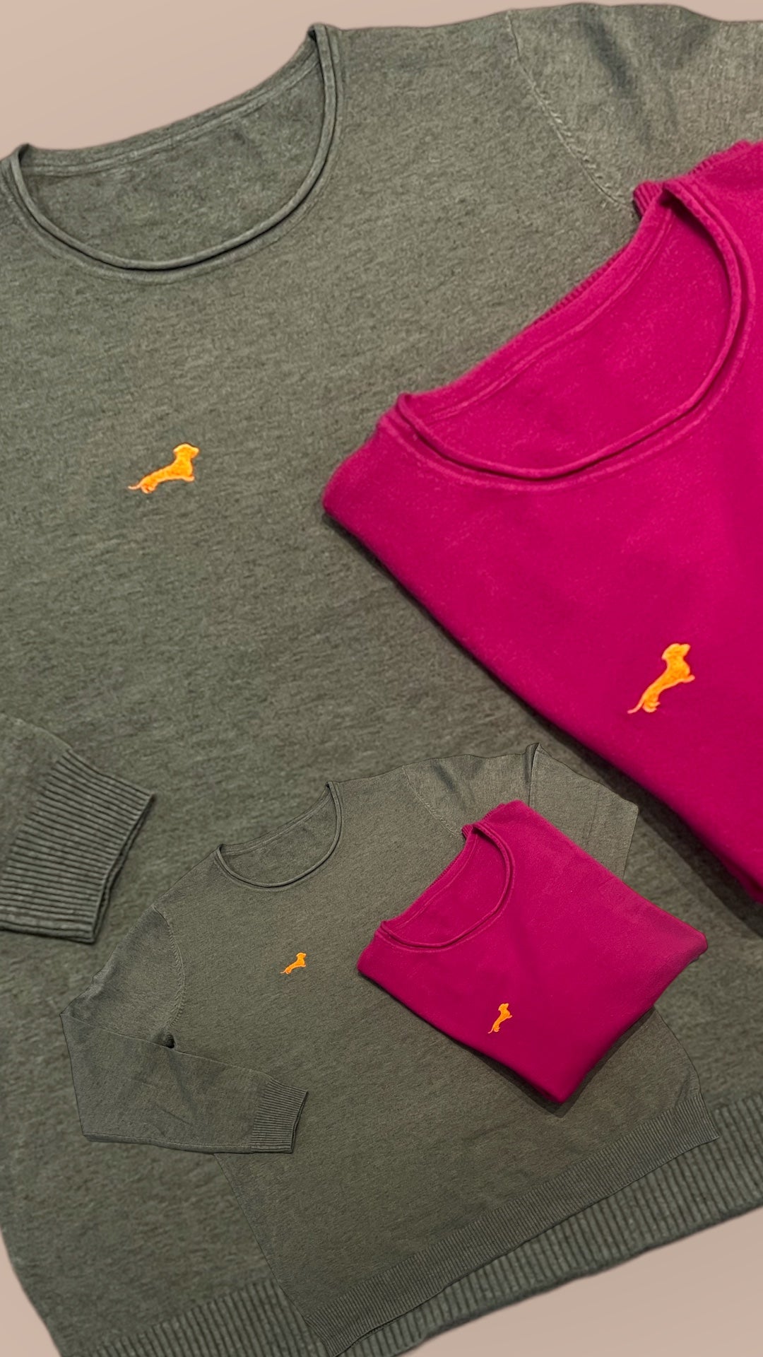 Feinstrick-Pullover Rundhals mit Dackel in Wunschfarbe