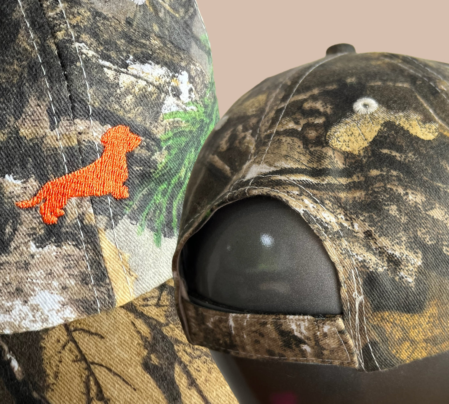 Camouflage-Cap mit Dackel in Wunschfarbe