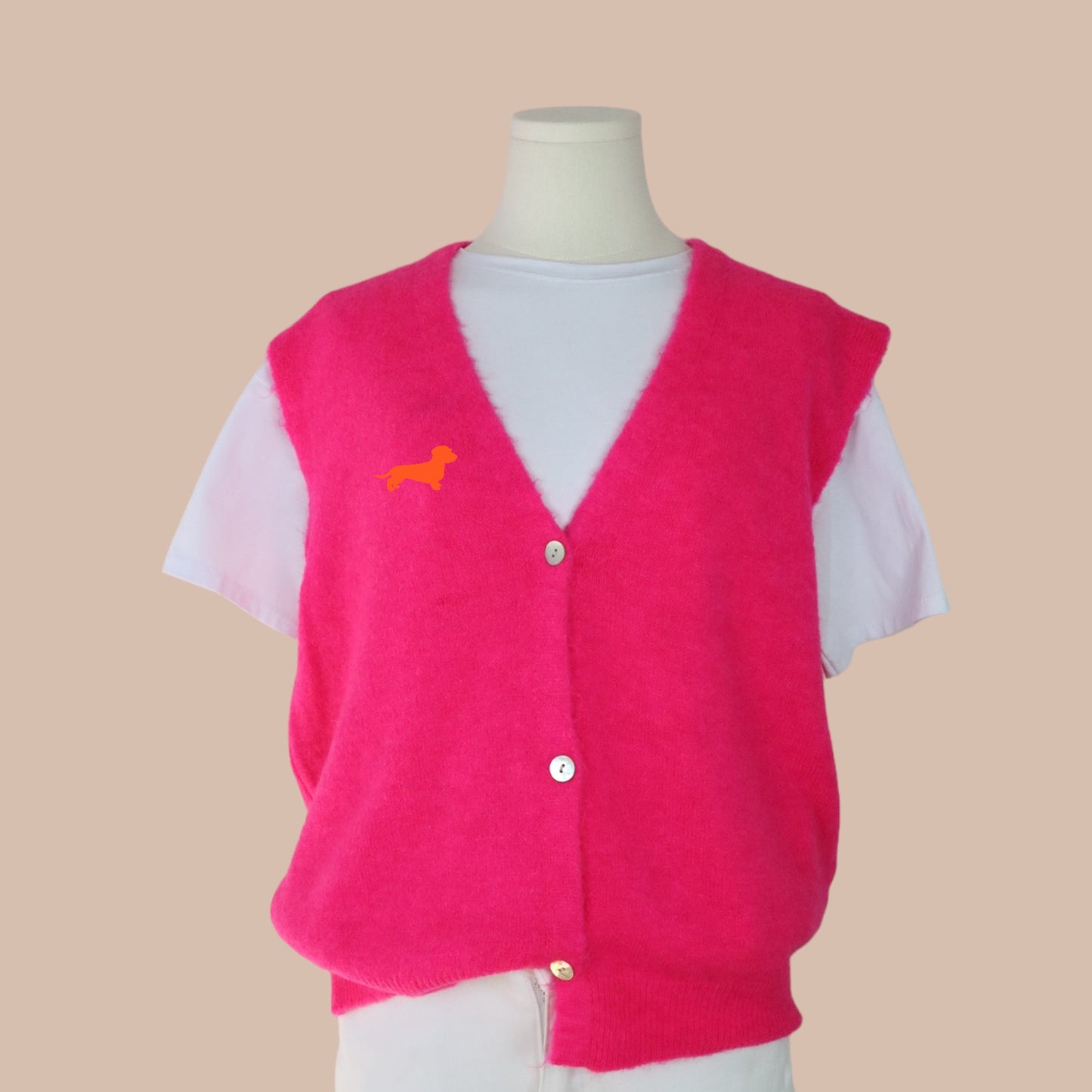 Alpaka-Strickjacke ohne Arm mit Dackel in Wunschfarbe