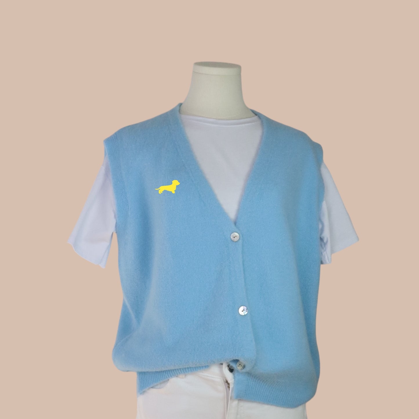 Alpaka-Strickjacke ohne Arm mit Dackel in Wunschfarbe