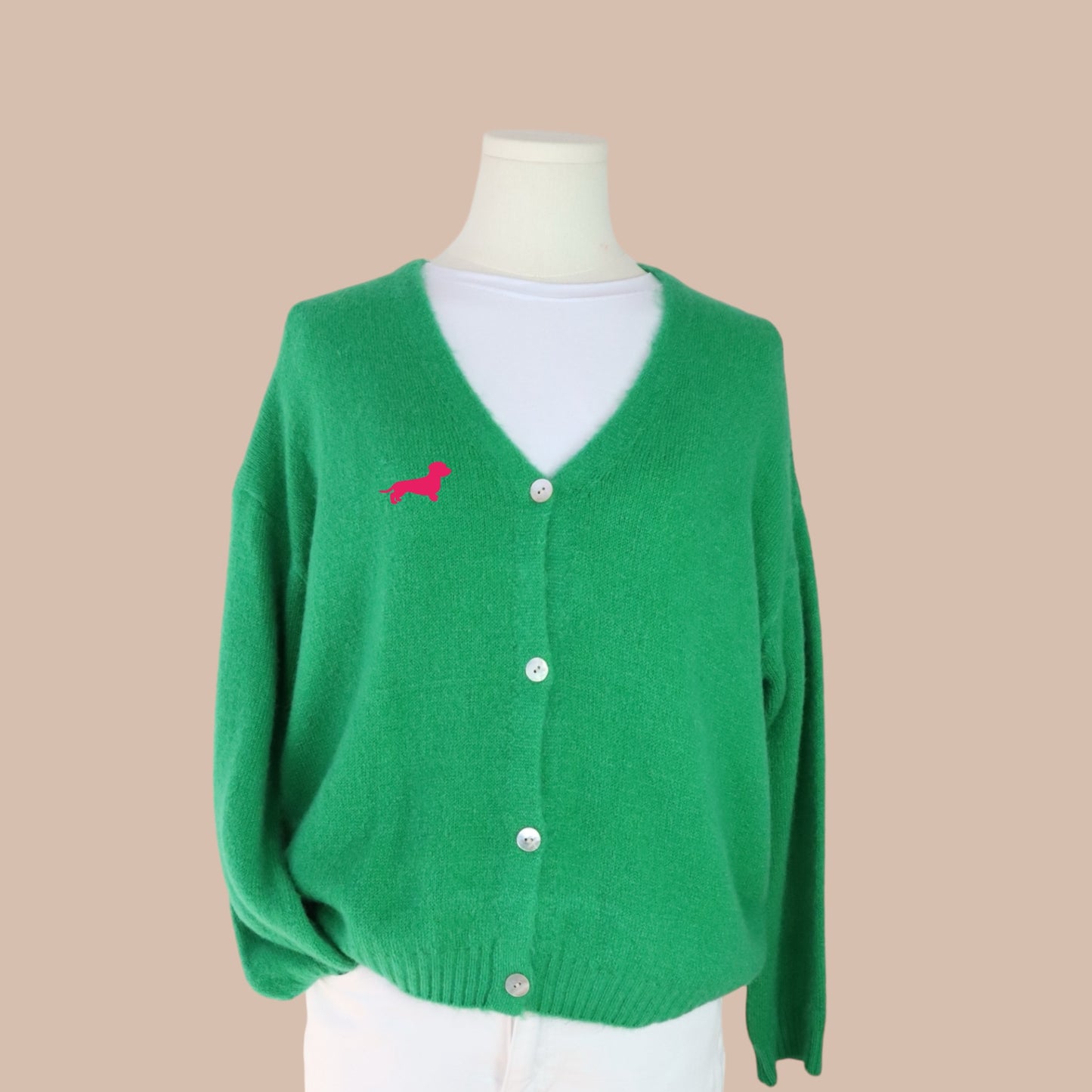 Alpaka-Strickjacke mit Dackel in Wunschfarbe