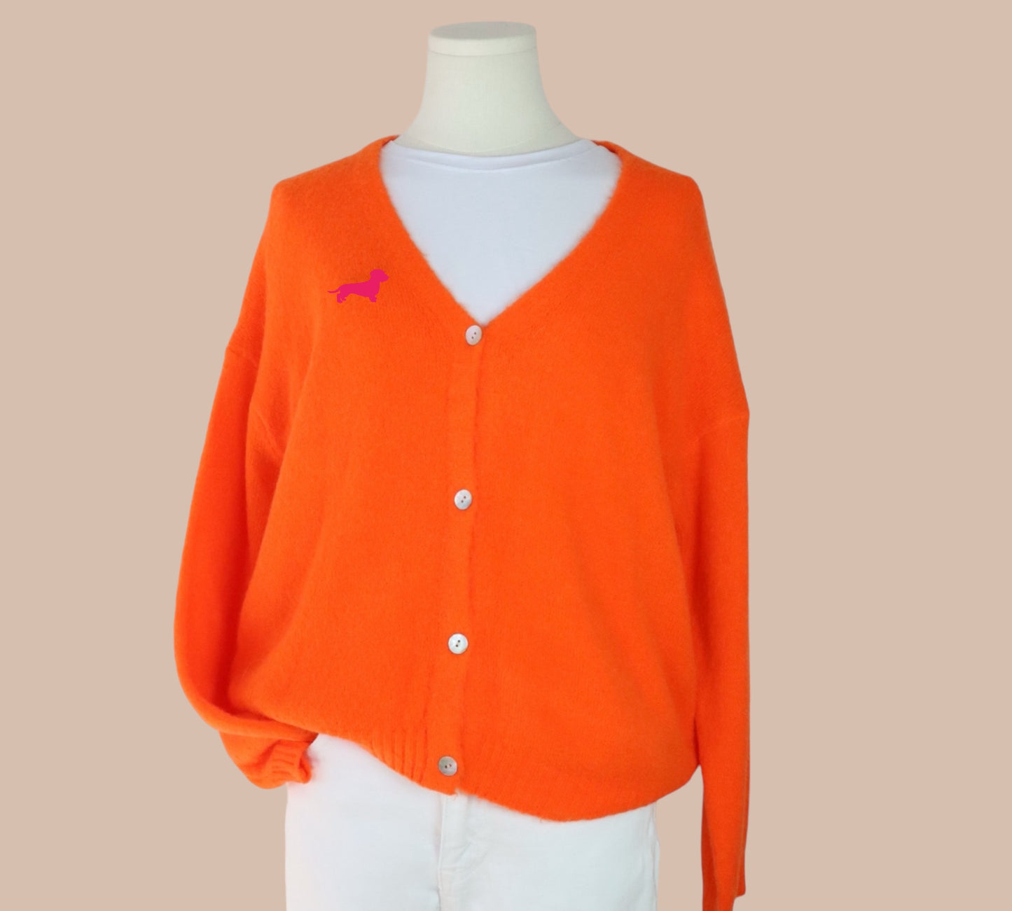 Alpaka-Strickjacke mit Dackel in Wunschfarbe