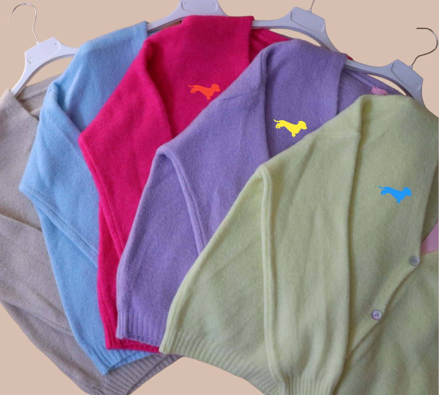 Alpaka-Strickjacke mit Dackel in Wunschfarbe