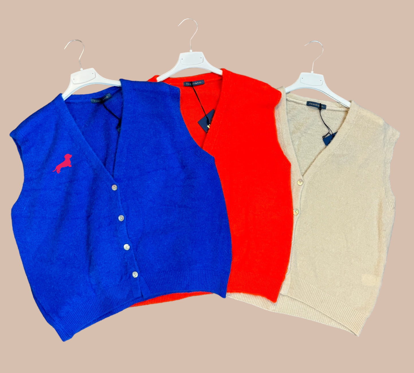 Alpaka-Strickjacke ohne Arm mit Dackel in Wunschfarbe