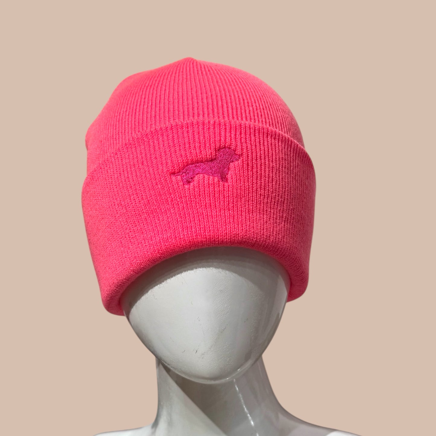 Mütze „Neonpink“ mit Dackel in Wunschfarbe