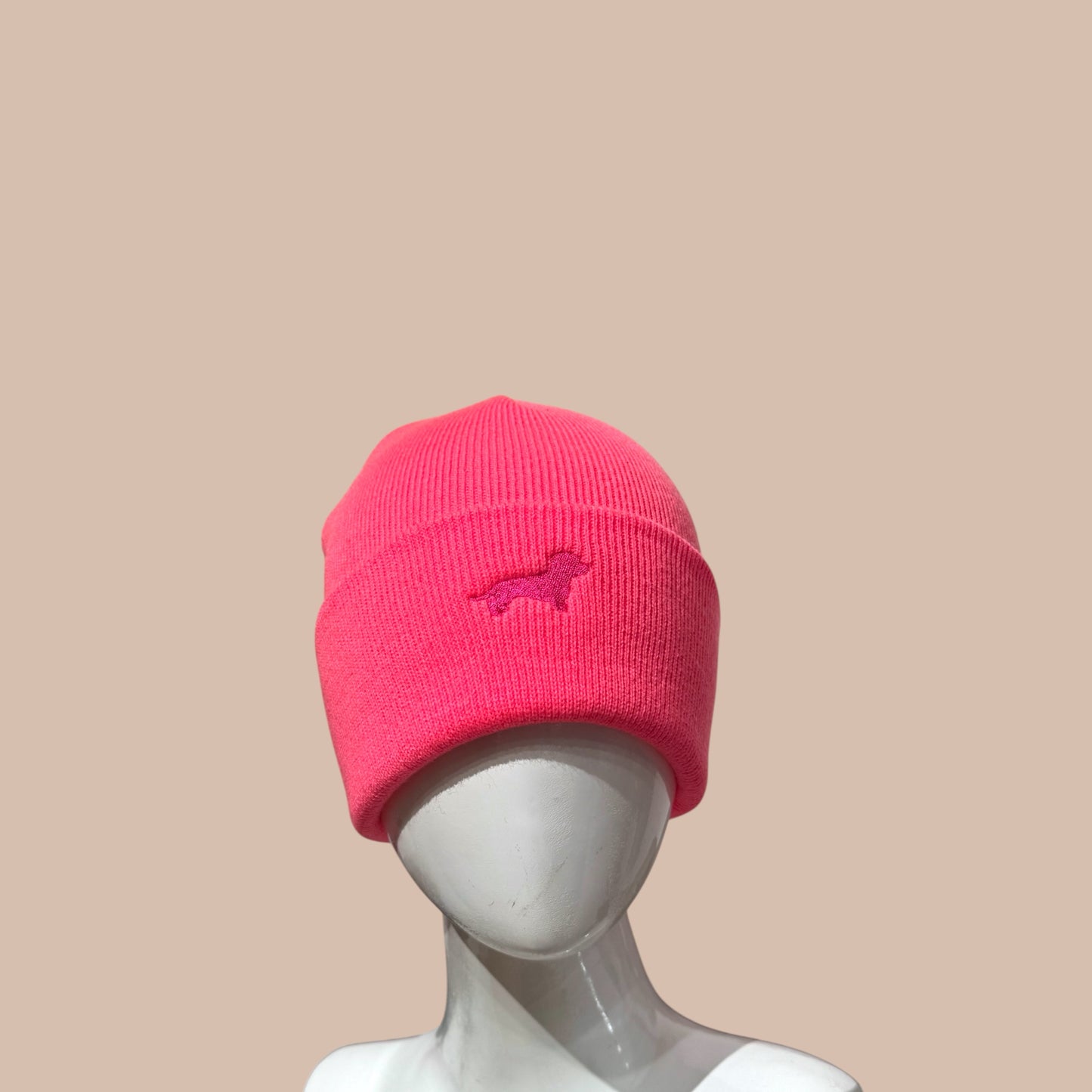 Mütze „Neonpink“ mit Dackel in Wunschfarbe