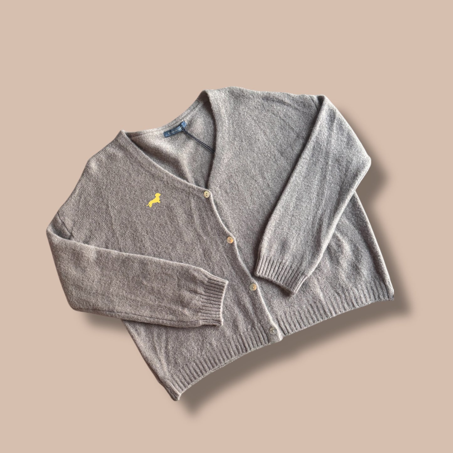 Alpaka-Strickjacke mit Dackel in Wunschfarbe