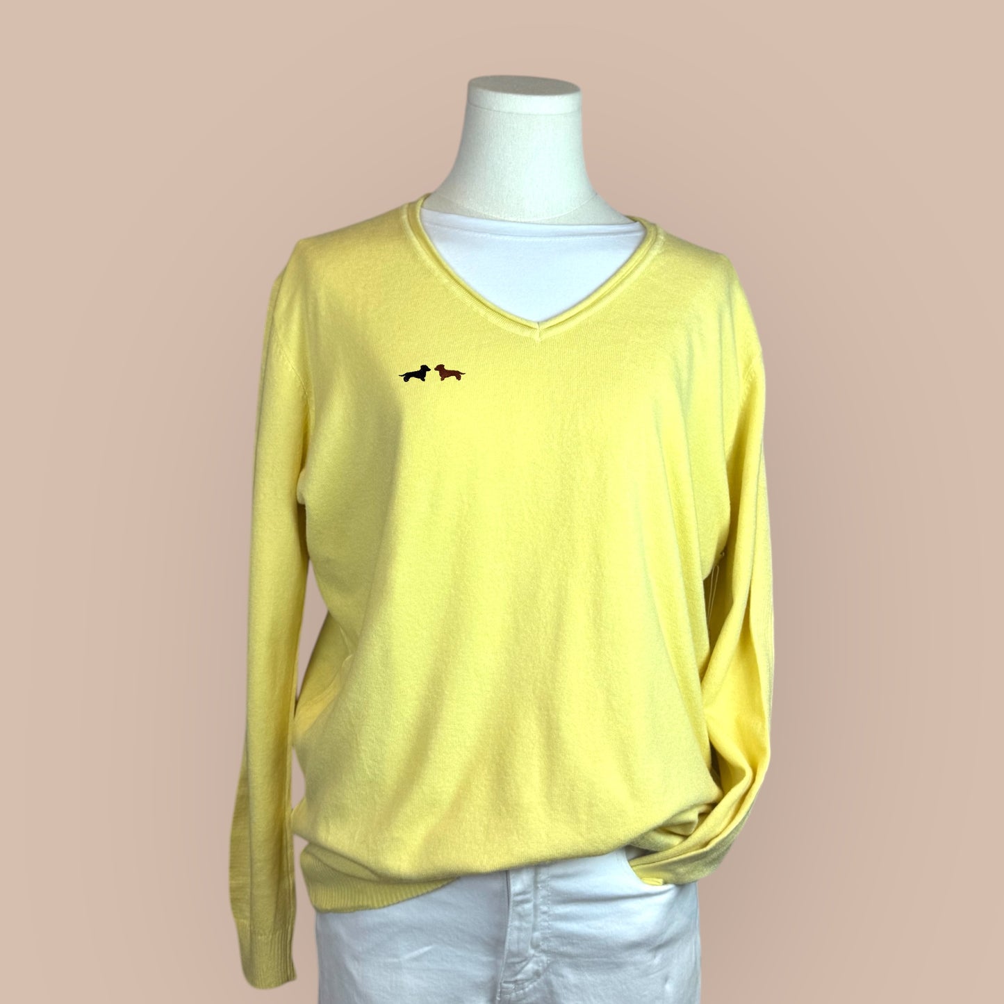 Feinstrick-Pullover Rundhals mit Dackel in Wunschfarbe