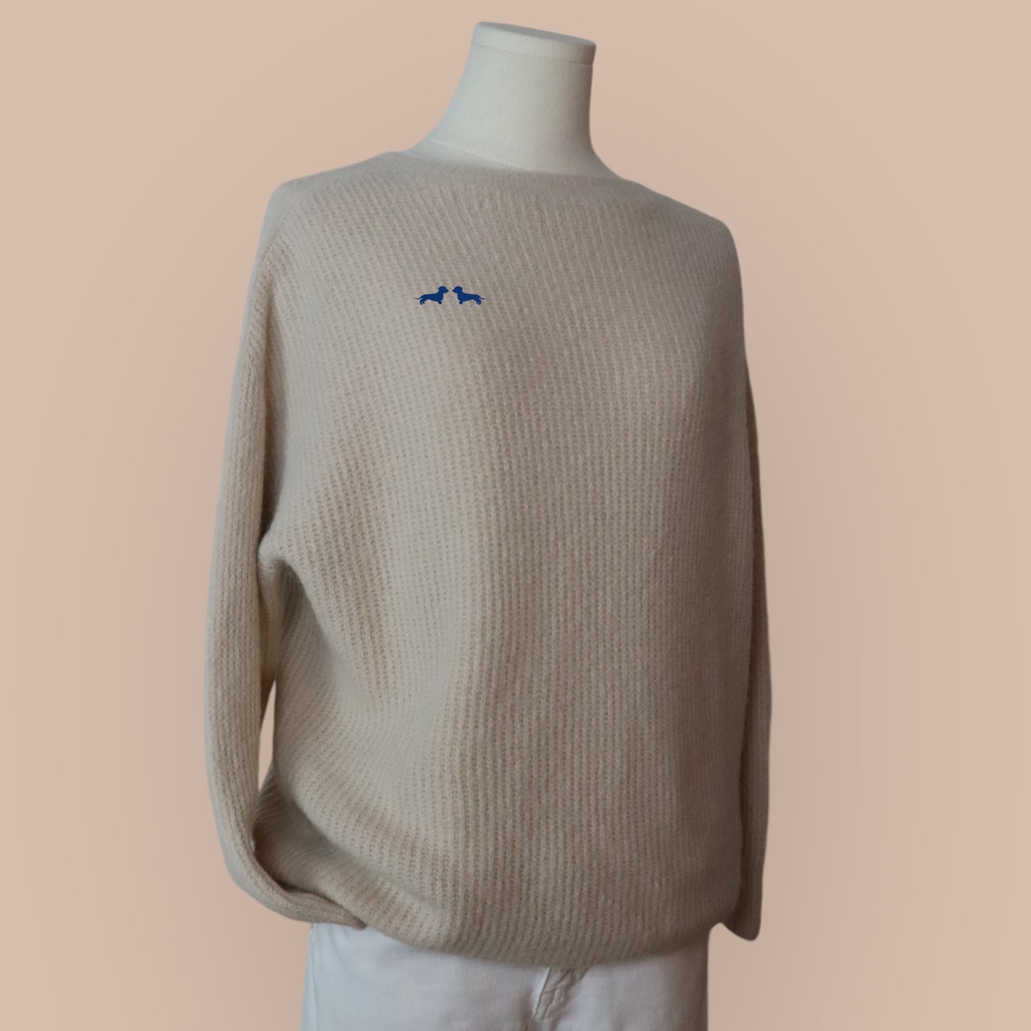 Alpaka-Pullover Rundhals mit Dackel in Wunschfarbe