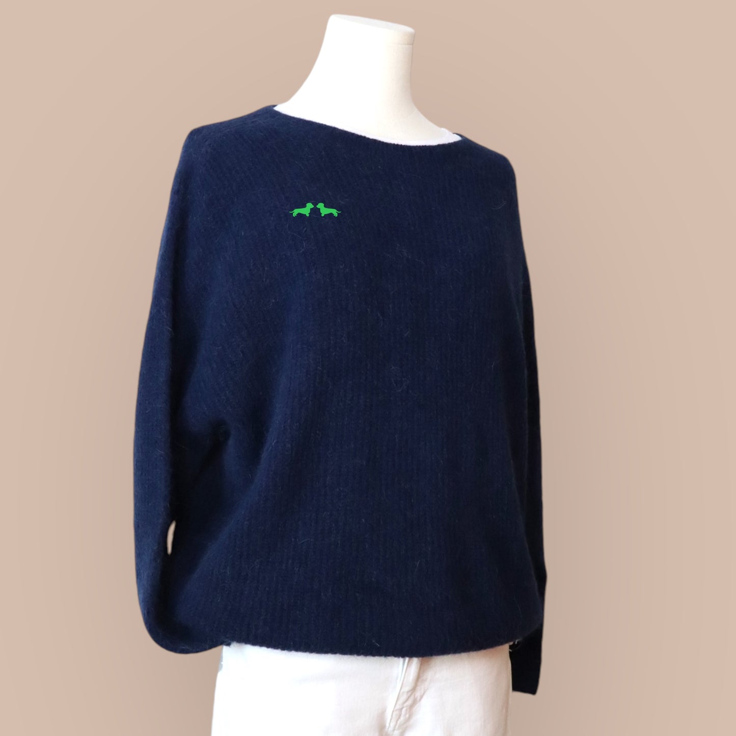 Alpaka-Pullover Rundhals mit Dackel in Wunschfarbe