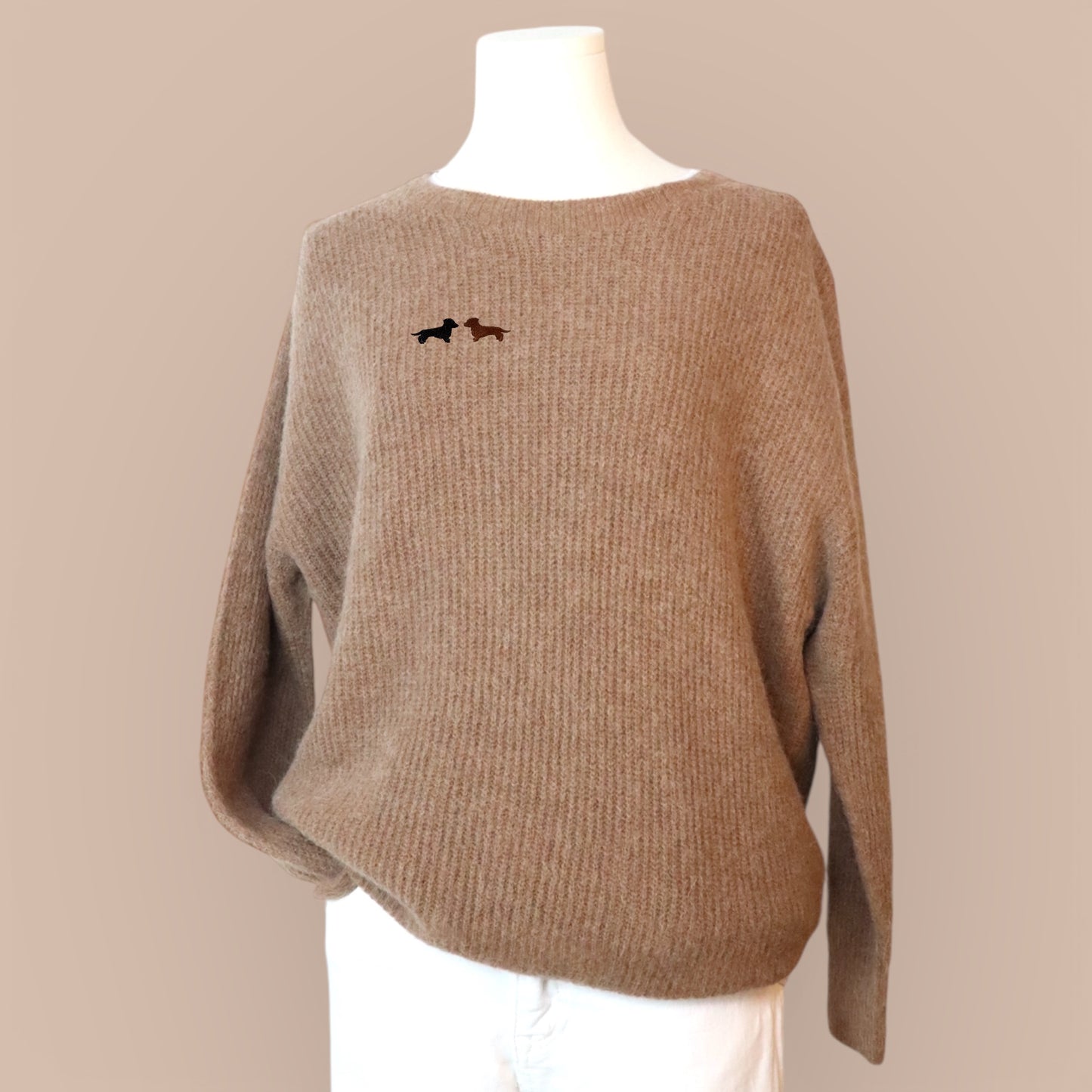 Alpaka-Pullover Rundhals mit Dackel in Wunschfarbe