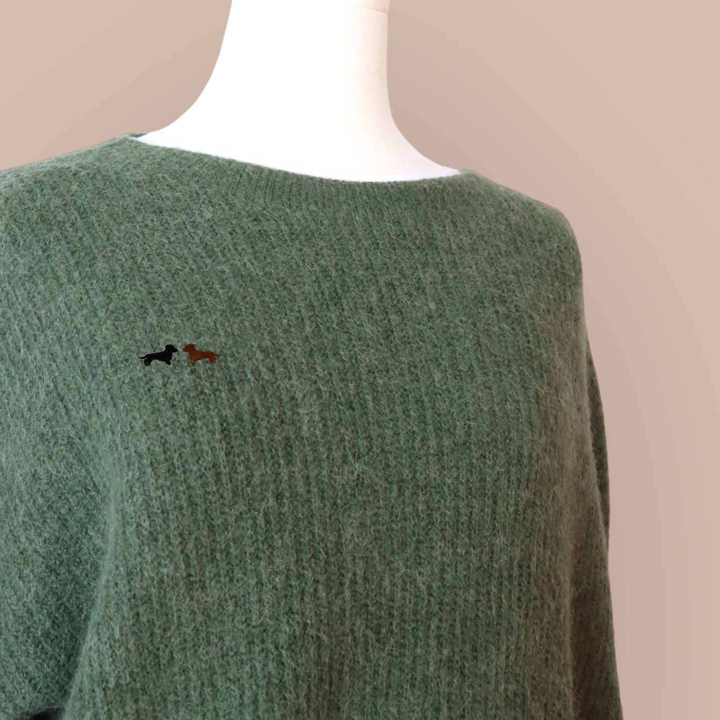 Alpaka-Pullover Rundhals mit Dackel in Wunschfarbe