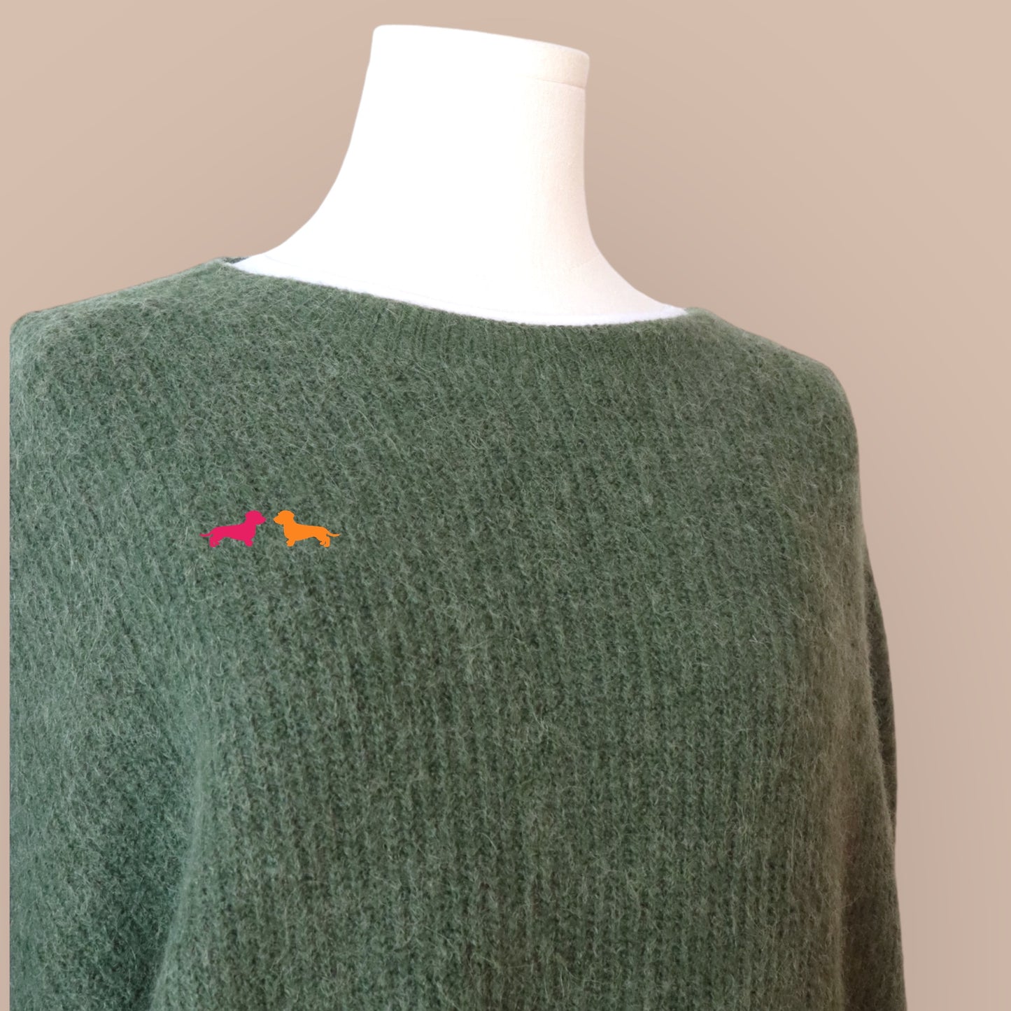 Alpaka-Pullover Rundhals mit Dackel in Wunschfarbe