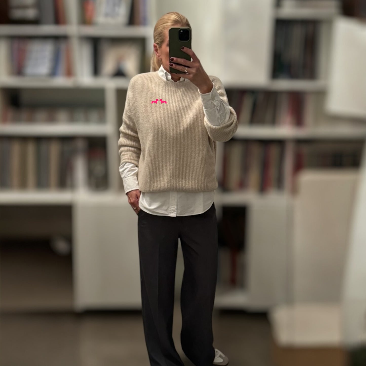 Alpaka-Pullover Rundhals mit Dackel in Wunschfarbe