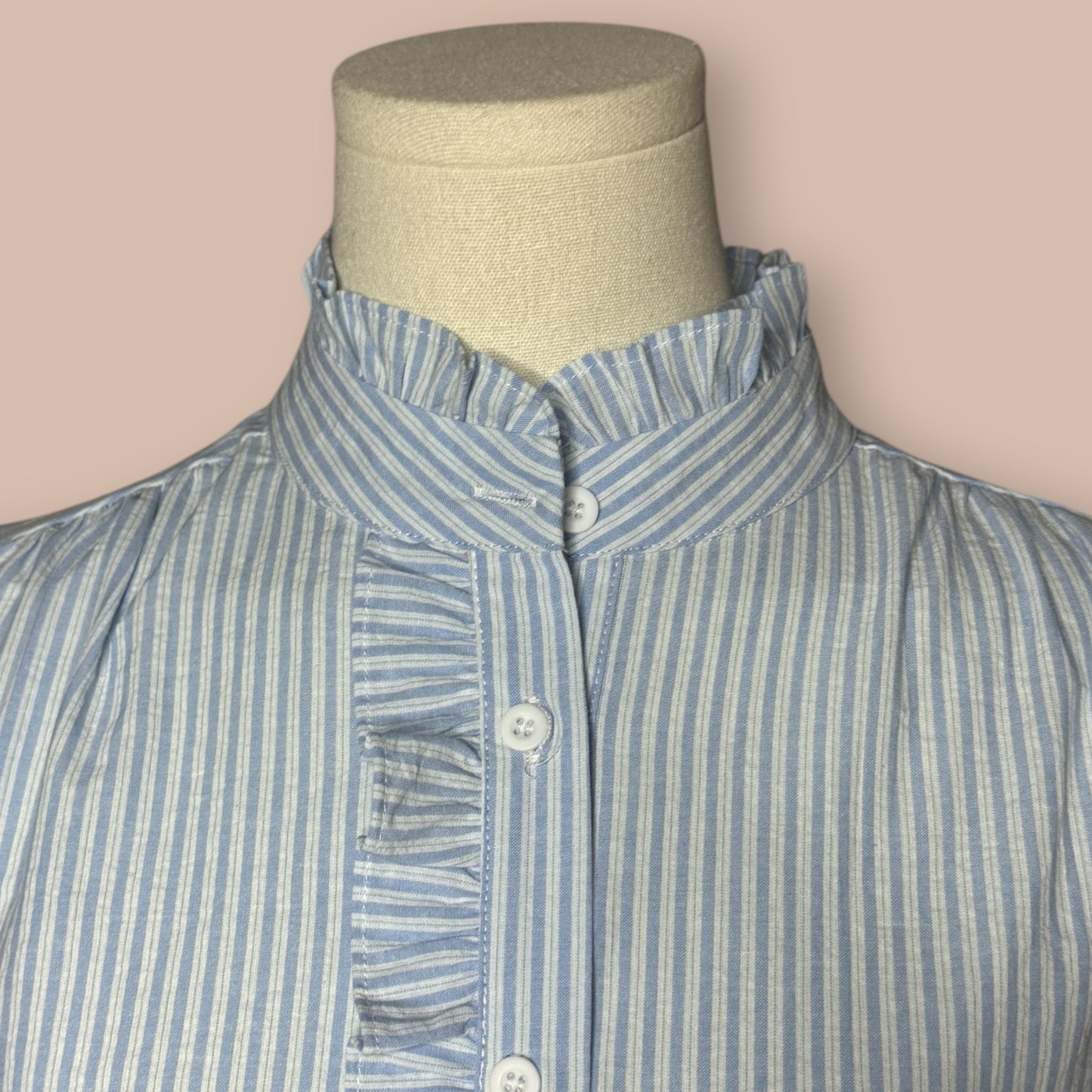Bluse mit Rüschenkragen und Dackel in Wunschfarbe