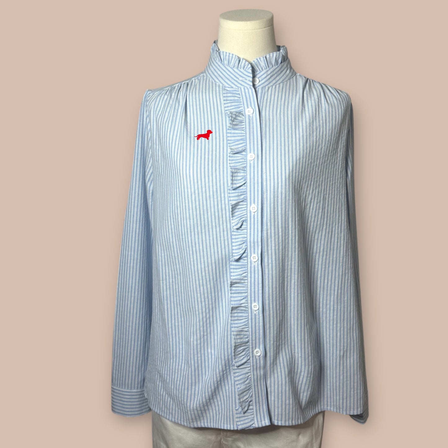 Bluse mit Rüschenkragen und Dackel in Wunschfarbe