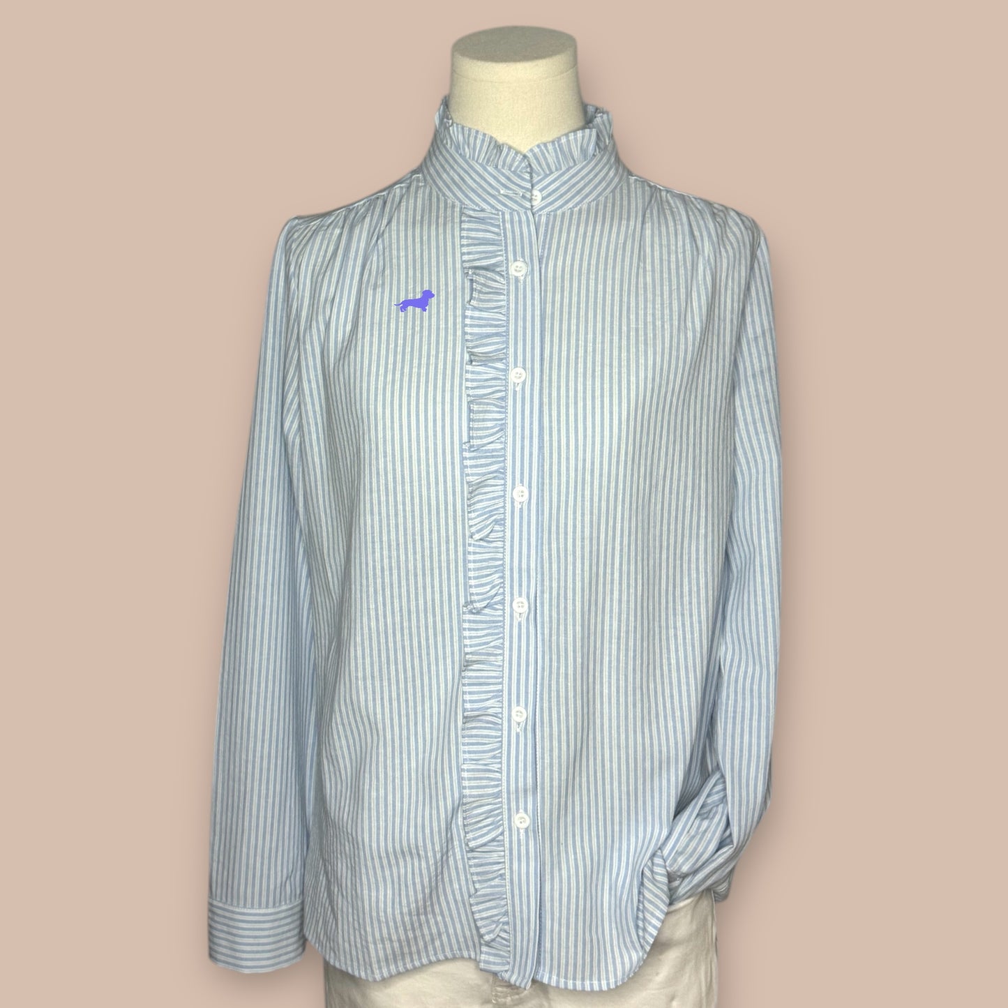 Bluse mit Rüschenkragen und Dackel in Wunschfarbe