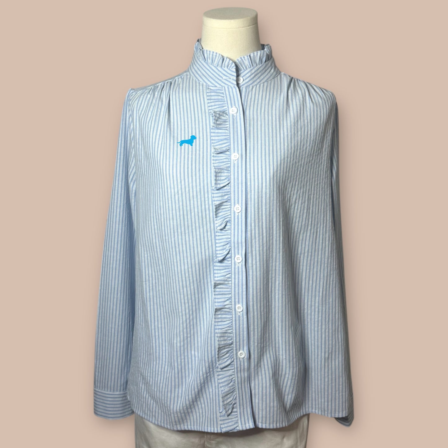 Bluse mit Rüschenkragen und Dackel in Wunschfarbe