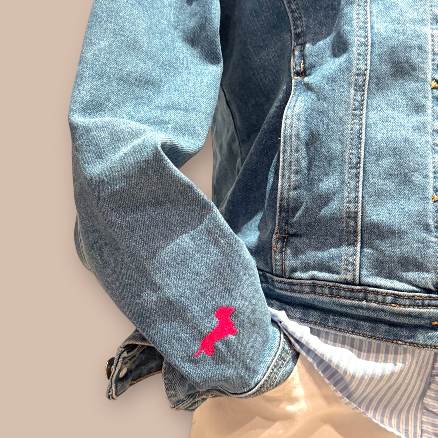 Jeansjacke mit Dackel in Wunschfarbe