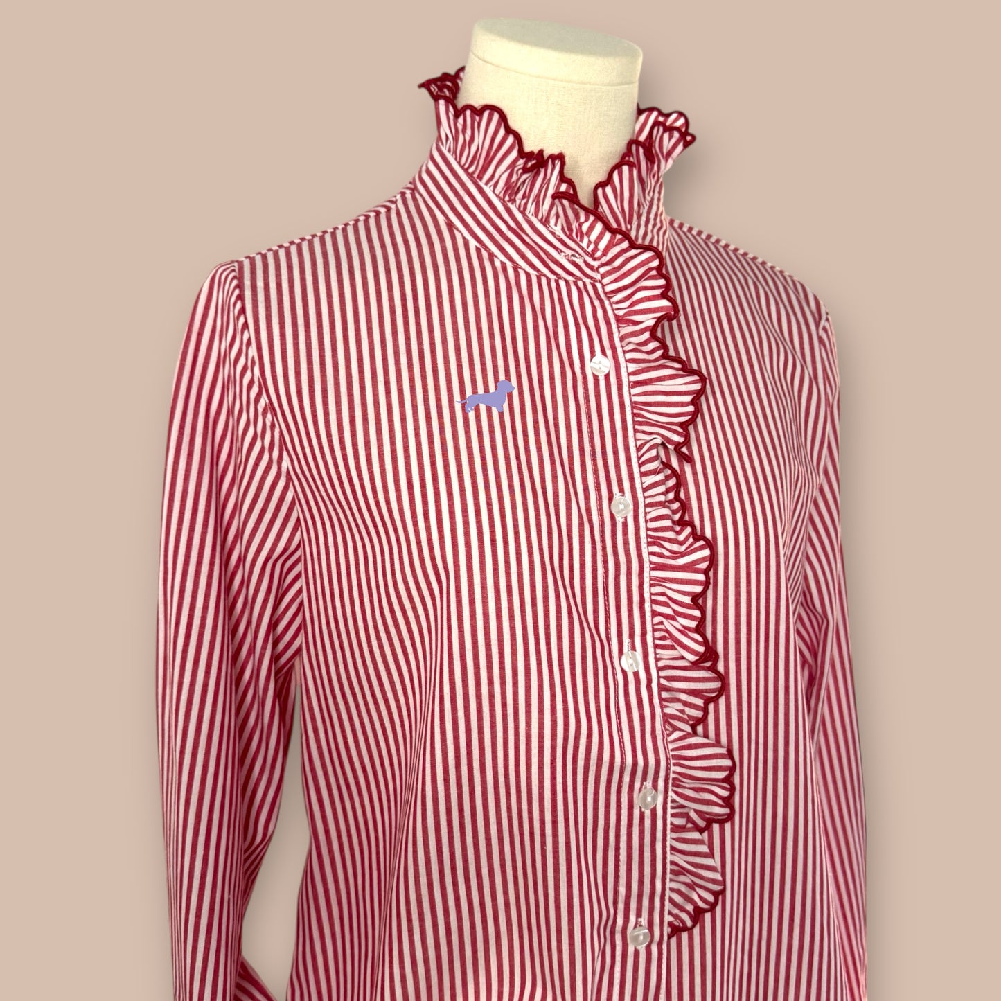 Bluse mit Rüschen und Dackel in Wunschfarbe