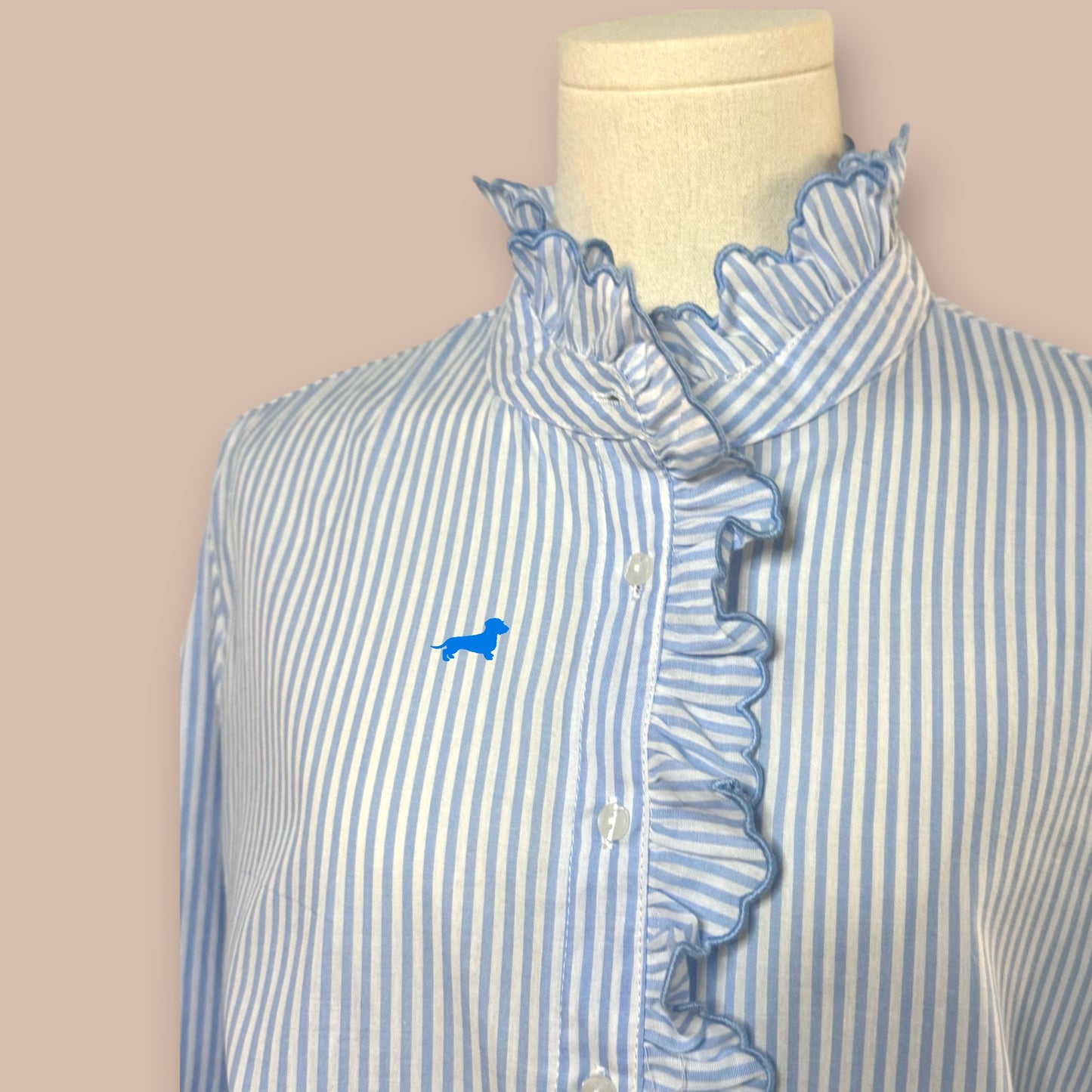 Bluse mit Rüschen und Dackel in Wunschfarbe