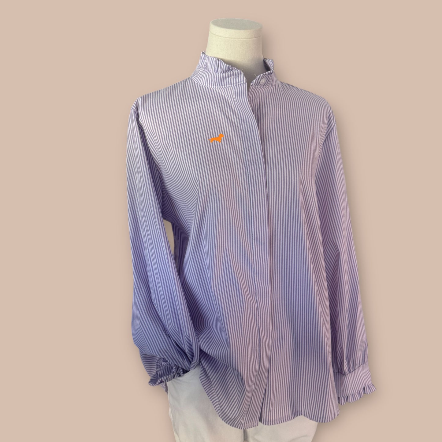 Bluse mit Rüschenkragen und Dackel in Wunschfarbe