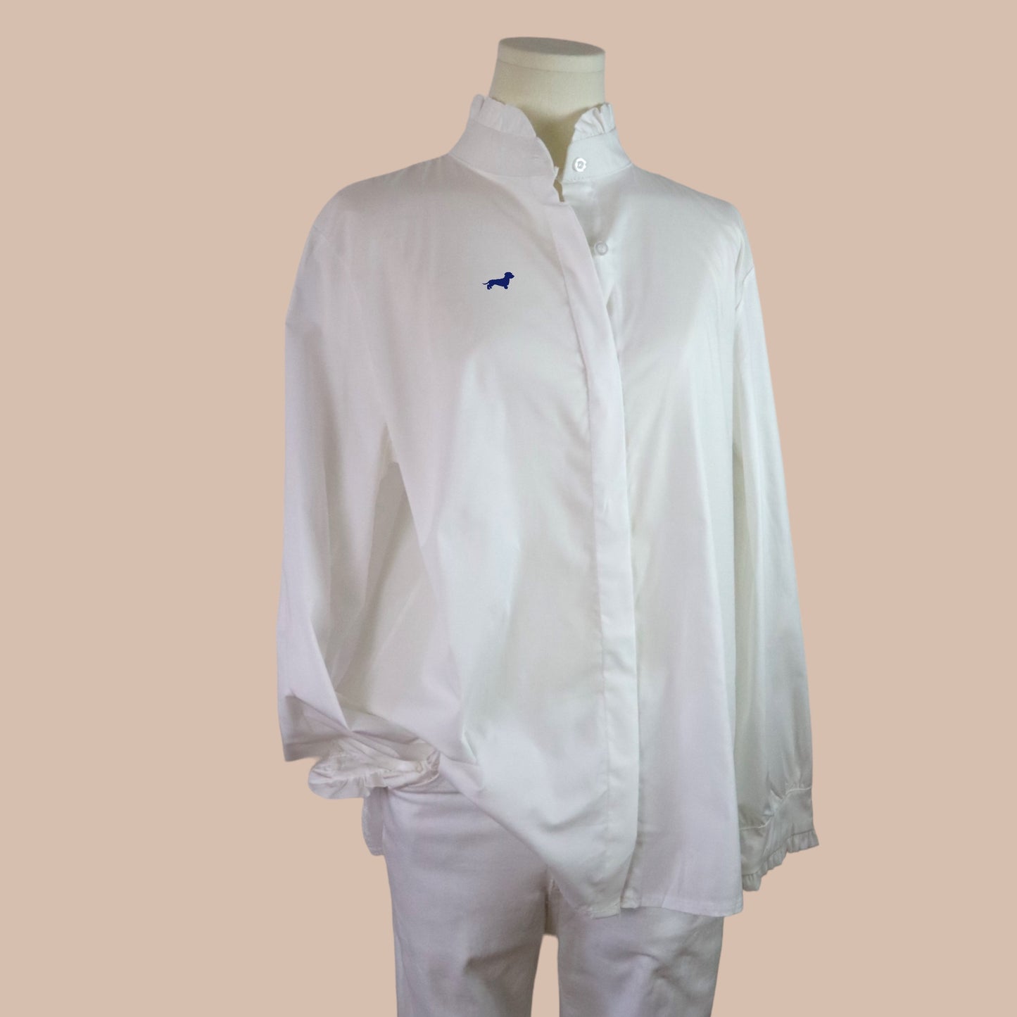 Bluse mit Rüschenkragen und Dackel in Wunschfarbe