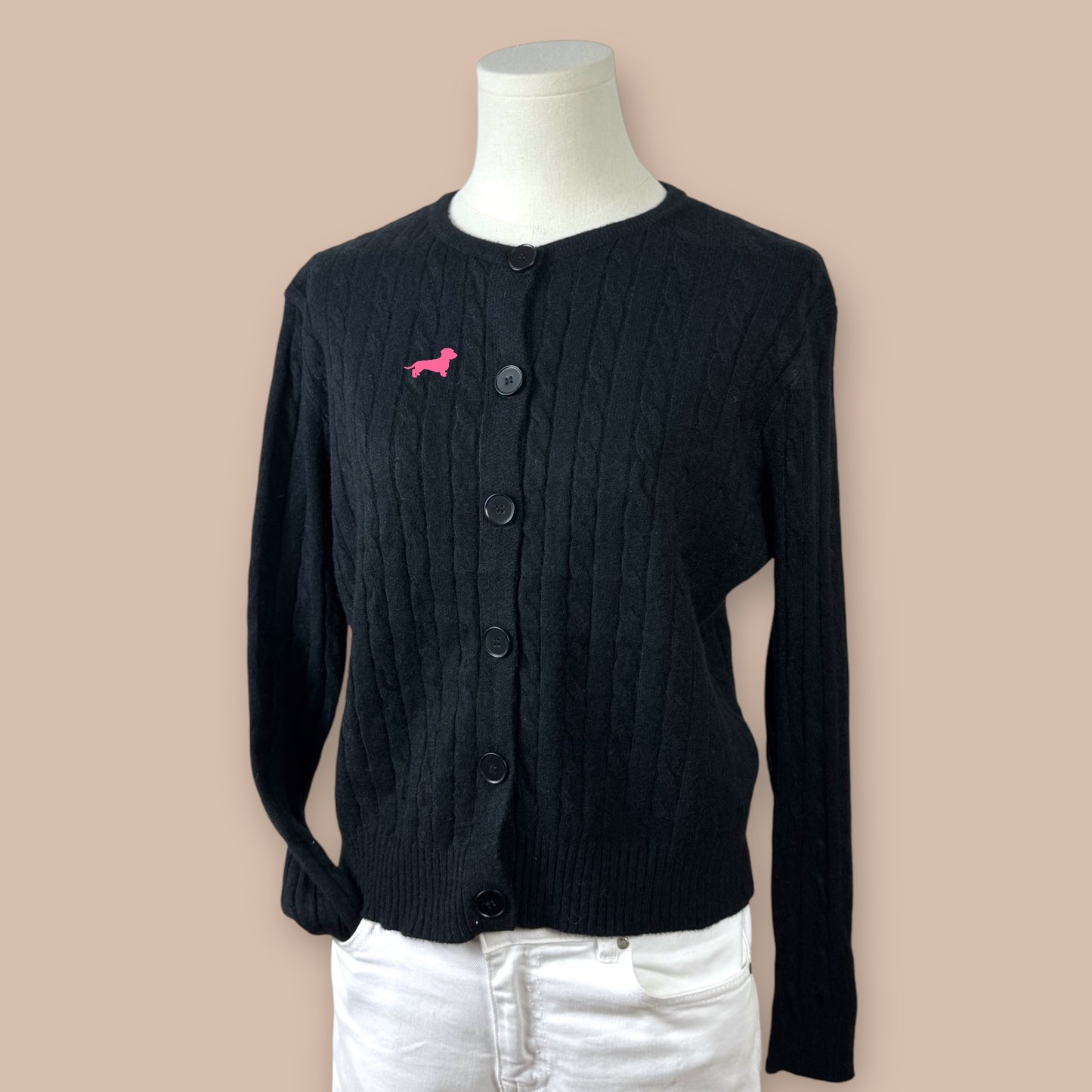 Strickjacke mit Zopfmuster und Dackel in Wunschfarbe