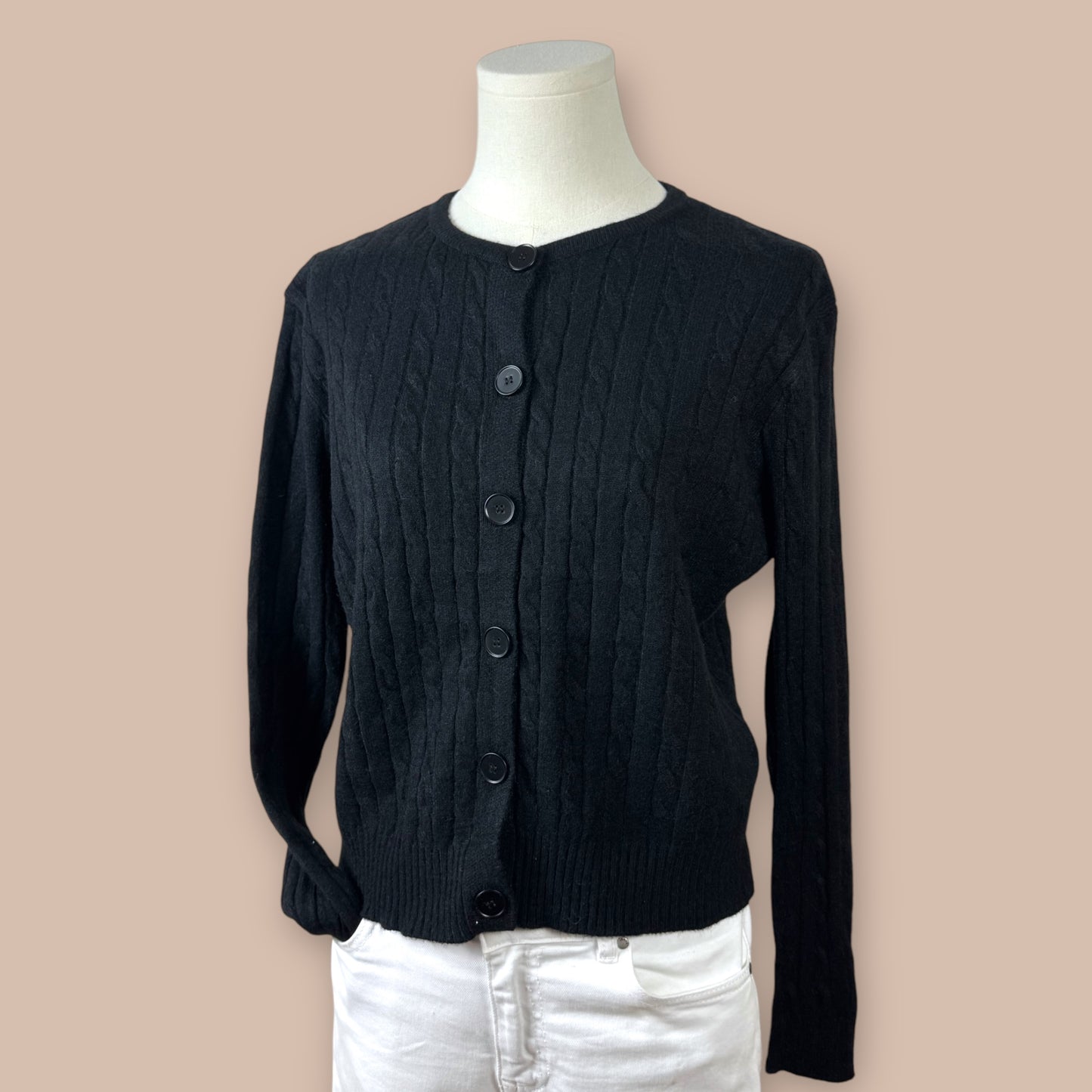 Strickjacke mit Zopfmuster