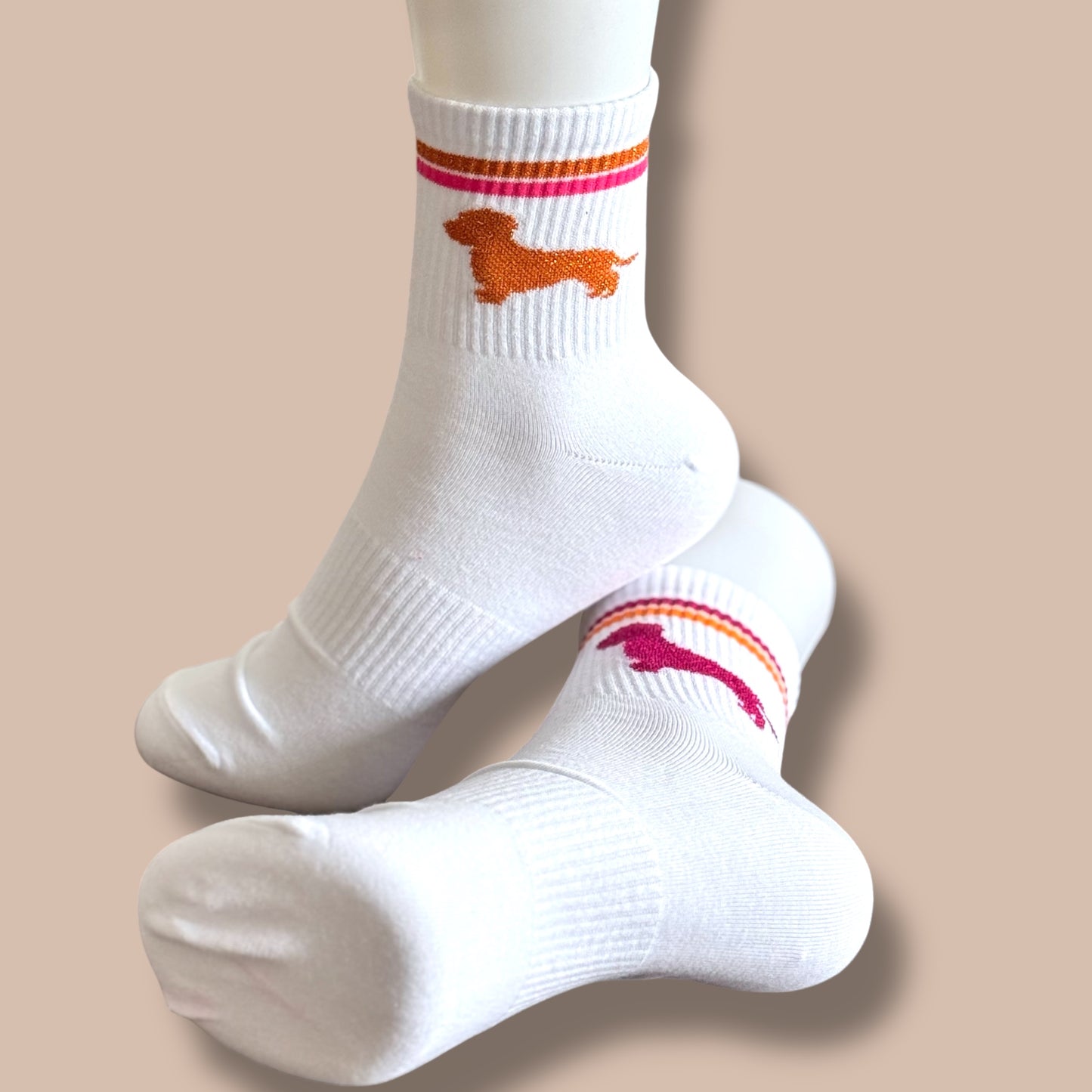 Socken mit Dackel in Trendfarben