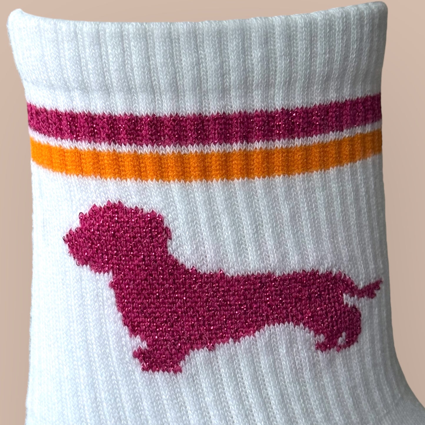Socken mit Dackel in Trendfarben
