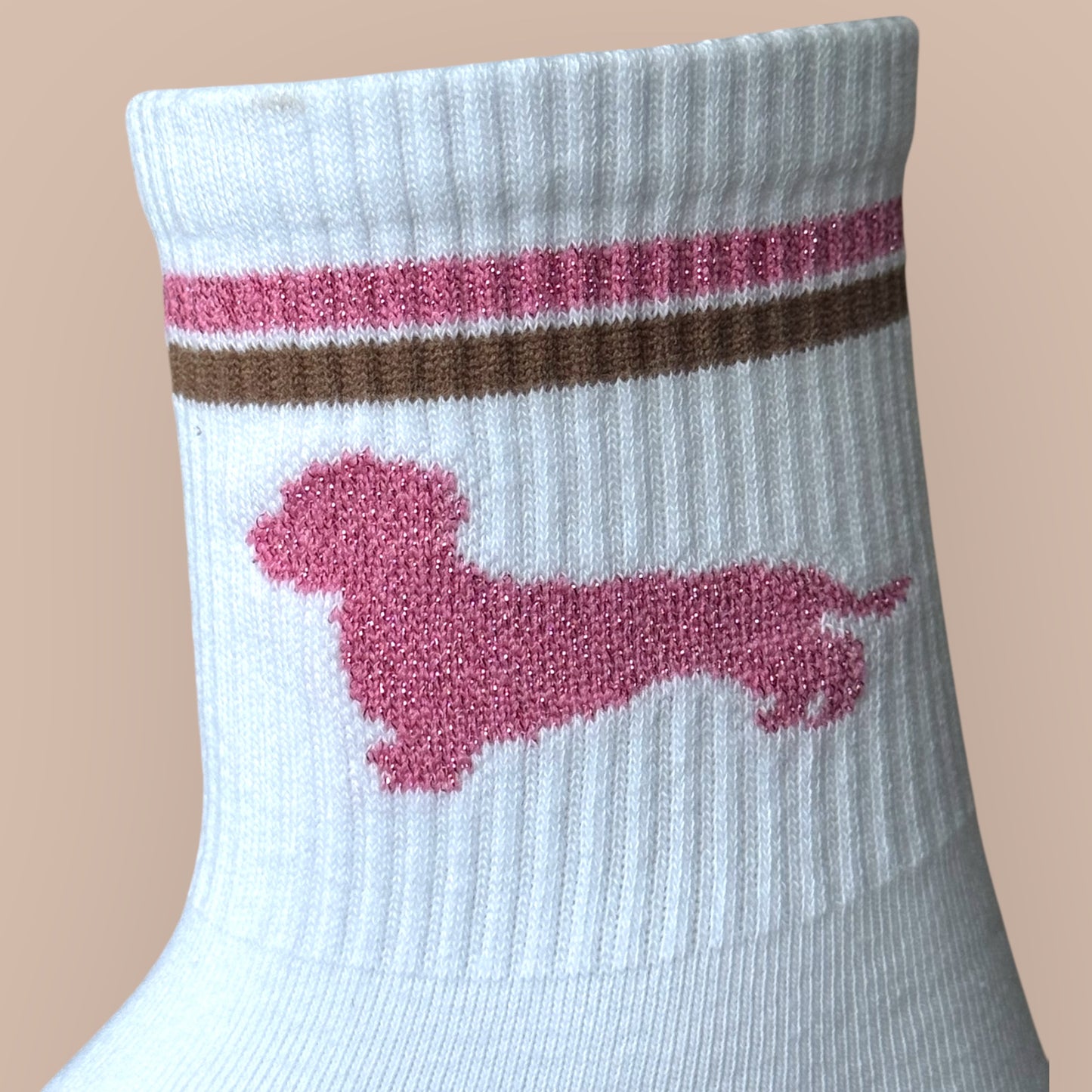 Socken mit Dackel in Trendfarben