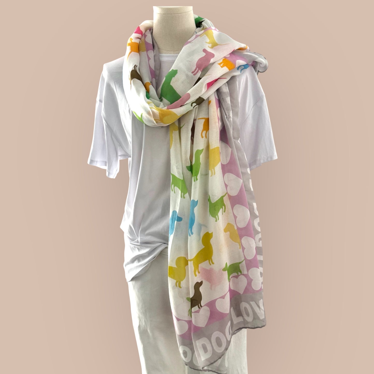 Schal mit Dackelmotiven