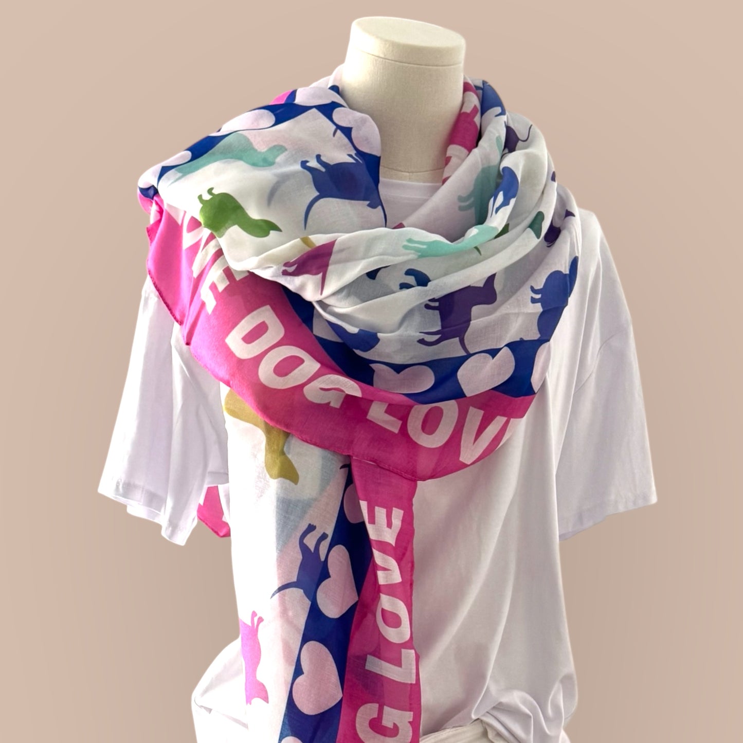 Schal mit Dackelmotiven