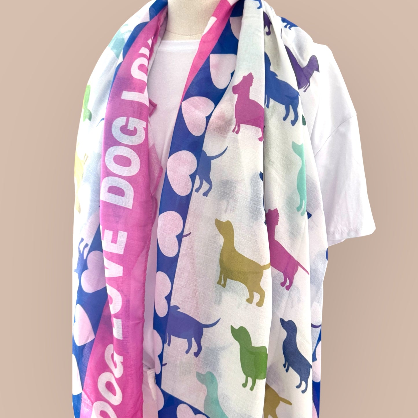 Schal mit Dackelmotiven