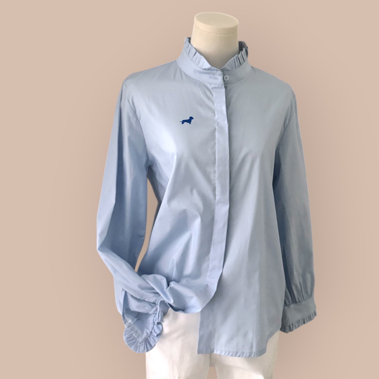 Bluse mit Rüschenkragen und Dackel in Wunschfarbe