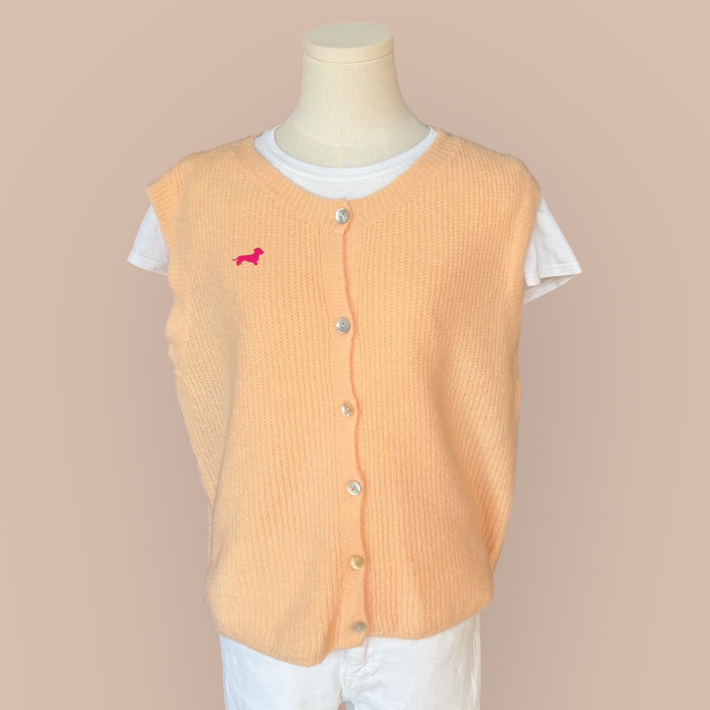 Alpaka-Strickjacke ohne Arm mit Dackel in Wunschfarbe