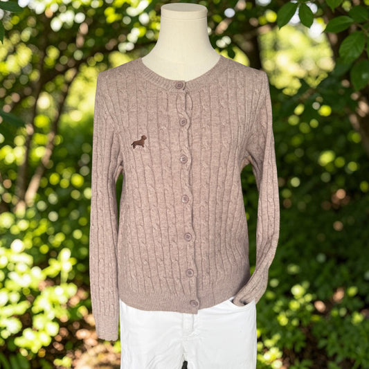 Zopfmuster-Strickjacke Clara mit Dackelstick in Wunschfarbe