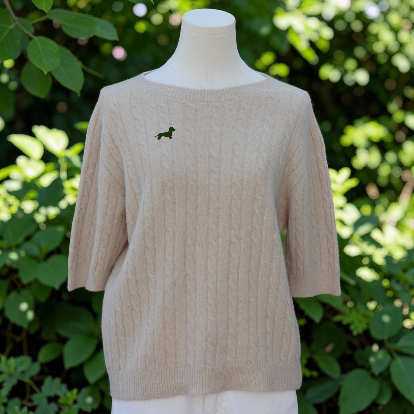Zopfmuster-Pullover mit Dackelstick in Wunschfarbe