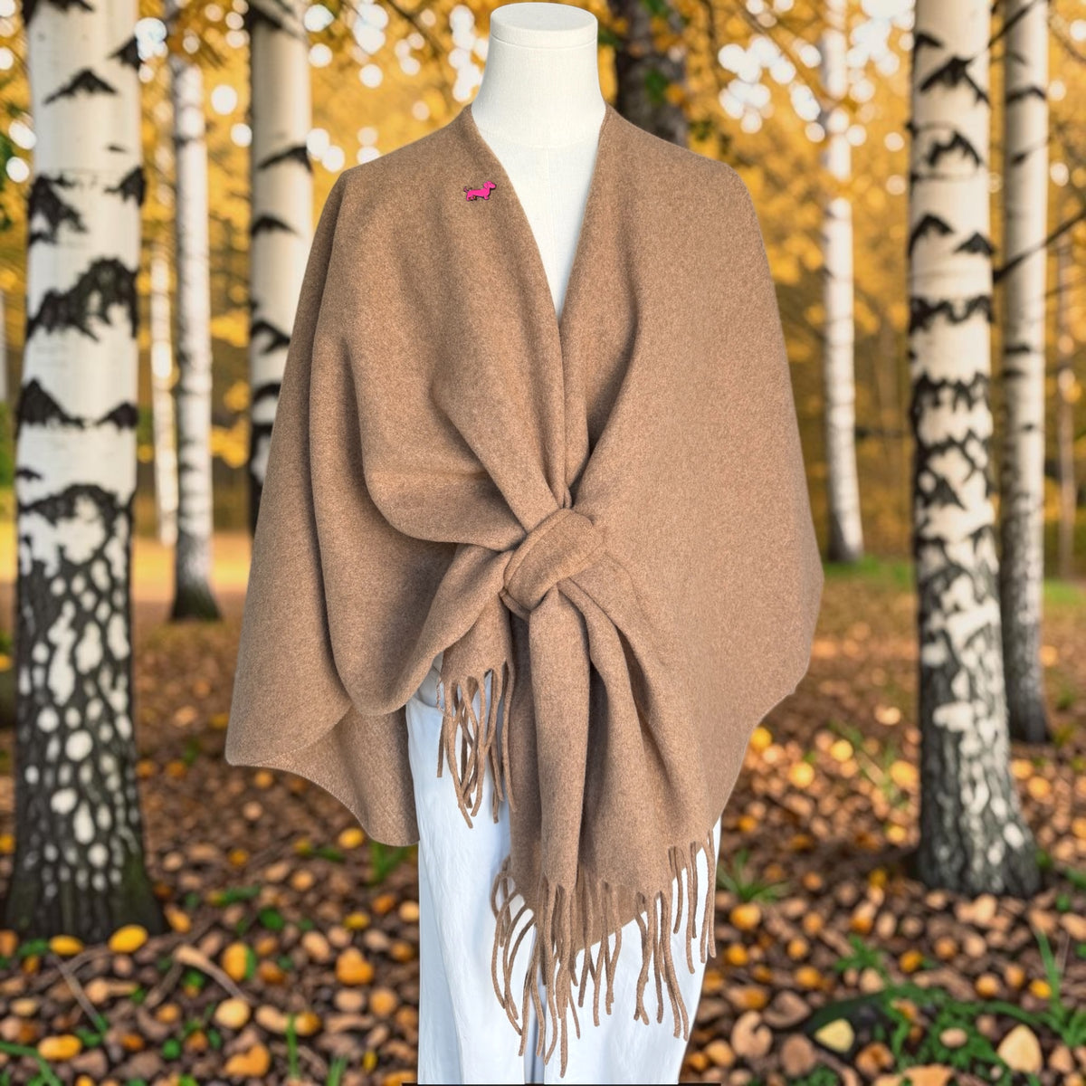 Poncho Louise mit Dackel-Pin