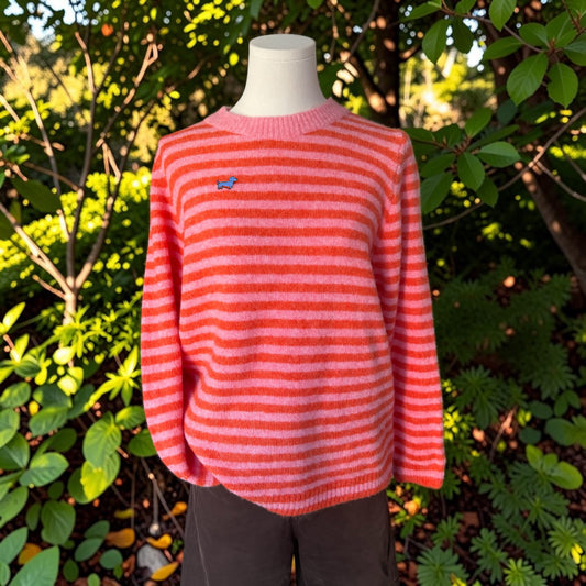 Streifenpullover mit Dackel-Pin
