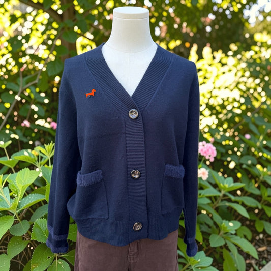 Strickjacke mit Dackel-Pin