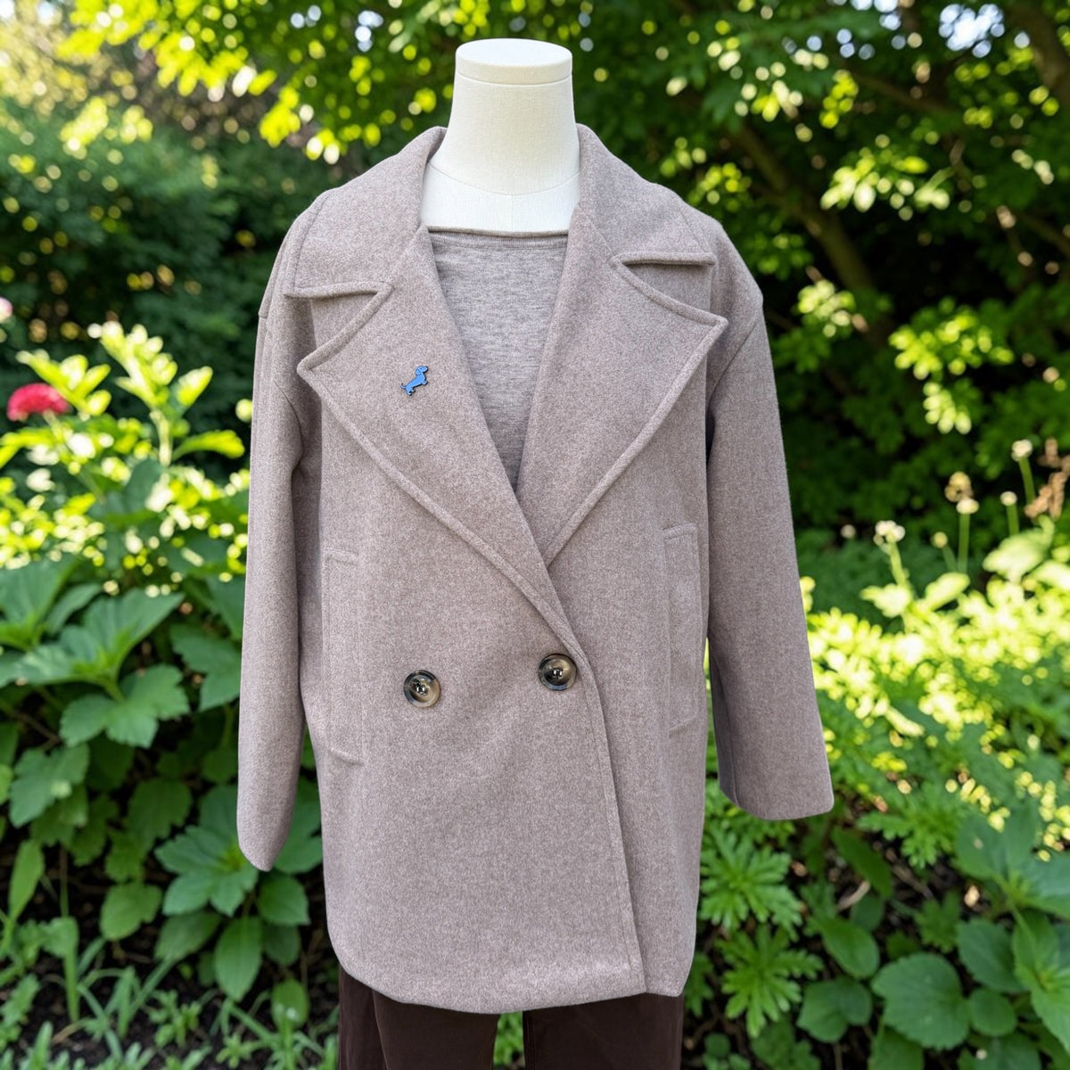 Kurze Manteljacke mit Dackel-Pin