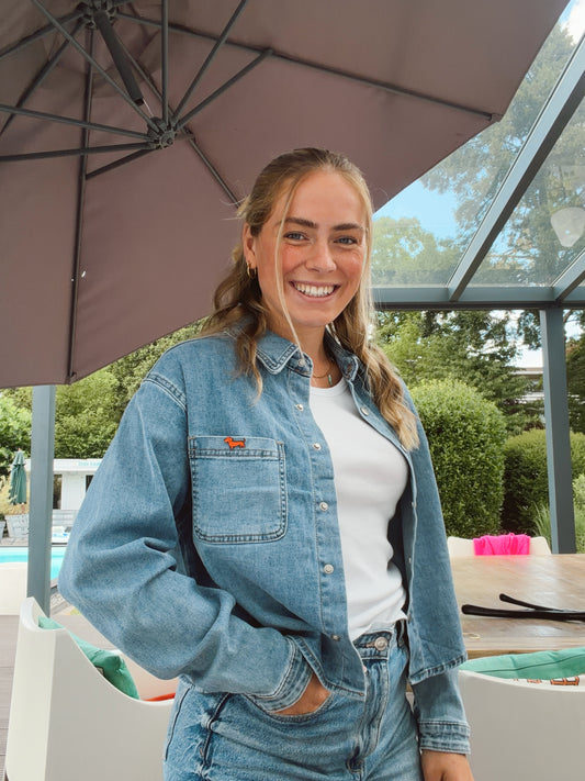 Short Denim Jacket mit Dackel Pin